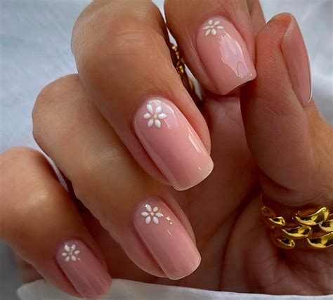 7 Daisy Nails Looks To Brighten Up Your Style In Minutes 21ninety