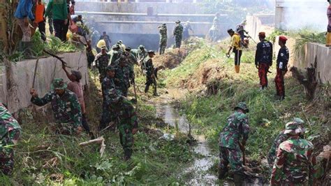 Cegah Banjir Ratusan Prajurit Kodim Batang Dan Warga Gotong Royong