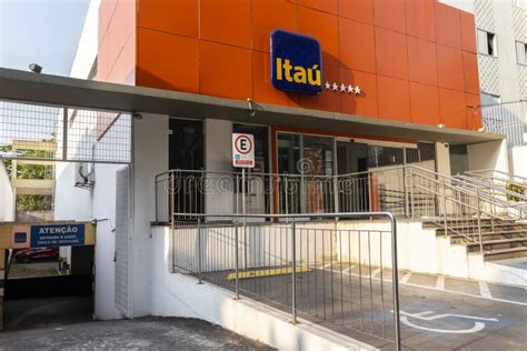 Pormenor Da Fachada O Logótipo De Uma Agência Do Itau Bank Foto de