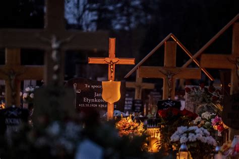 Wieczór Wszystkich Świętych w Poznaniu Zobacz rozświetlone nekropolie