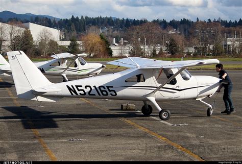 N52165 Cessna 162 Skycatcher Rainier Flight Service Huy Do