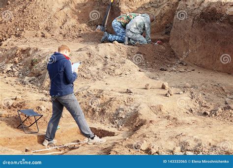 Archeologische Uitgravingen De Archeologen In Een Graafproces Die Het