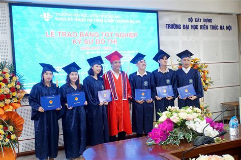 Trường Đại học Kiến trúc Hà Nội trao bằng cho sinh viên tốt nghiệp hệ