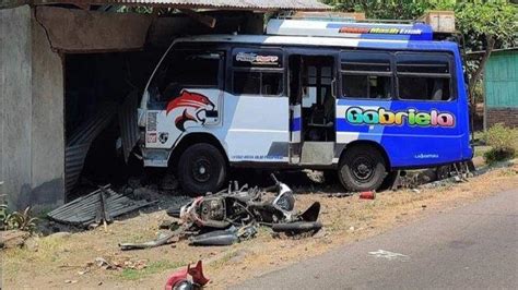 BREAKING NEWS Kecelakaan Maut Bus Vs Motor Di Flores Timur Satu Orang