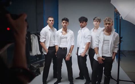 CNCO lança clipe de Mis Ojos Lloran Por Ti referências à boybands