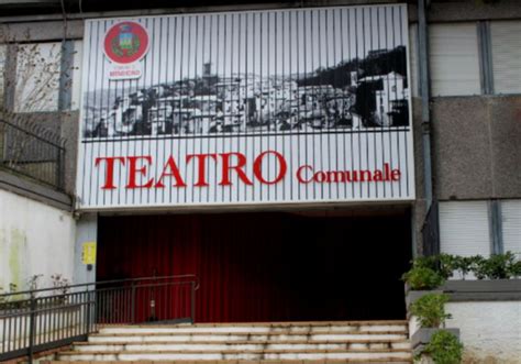 Al Teatro Comunale Di Mendicino Riparte La Stagione Teatrale Sguardi