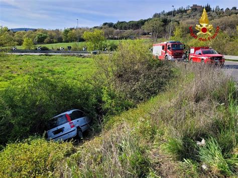 Magione Incidente Sul Raccordo Panda Finisce Fuori Strada