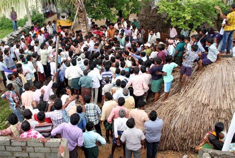 Ys Jagan Mohan Reddy Visits Flood Hit Villages In Guntur Di