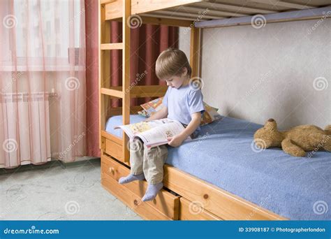 Livro De Leitura Do Menino Na Cama De Beliche Imagem De Stock Imagem