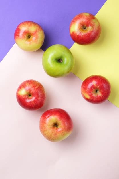 Muchas Manzanas Sobre Un Fondo Colorido Manzanas Rojas Y Verdes