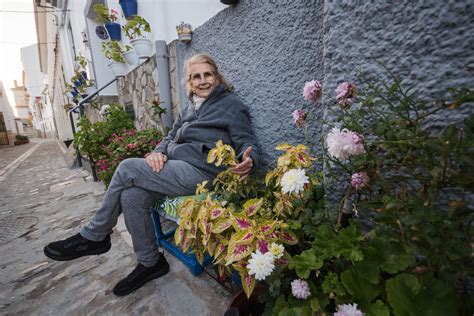 La Familia Que Convierte Su Calle Llena De Flores En Una Parada