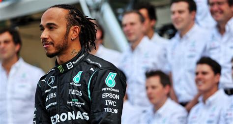 Lewis Hamilton fait son come back sur les réseaux sociaux mais ne dit