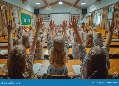 Alumnos Levantando La Mano Durante La Clase En El Elemental Stock De