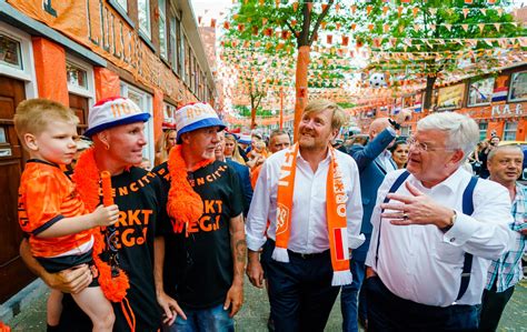 Willem Alexander des Pays Bas à la Marktweg à La Haye Noblesse Royautés