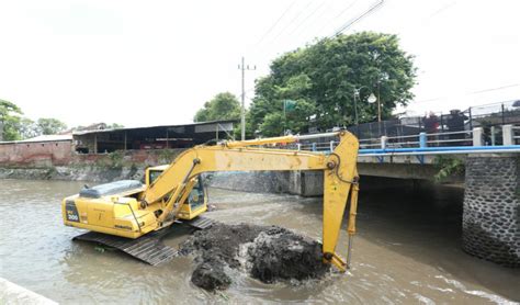 Kurangi Resiko Banjir Pemkab Banyuwangi Kebut Pekerjaan Pengerukan