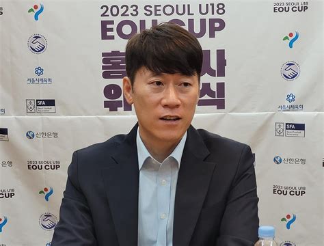 인터뷰하는 김은중 전 U 20 대표팀 감독 연합뉴스