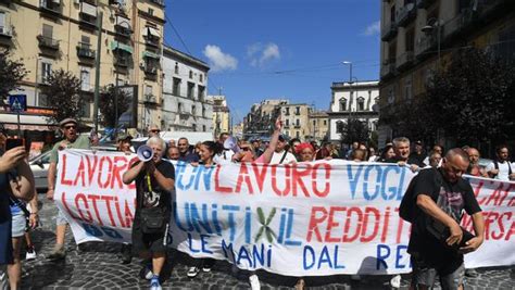 Napoli Corteo In Difesa Del Reddito Di Cittadinanza La Stampa