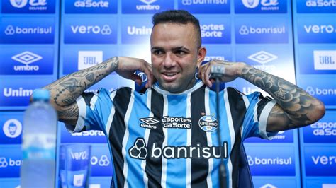 Luan se reapresenta antes e treina no CT do Grêmio durante a folga