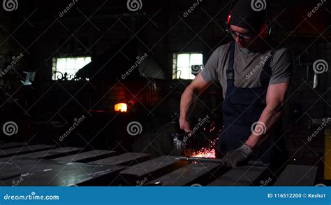 Ingeniero Industrial Que Trabaja En Cortar Un Metal Y Un Acero Con La