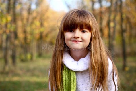 Retrato Da Menina Na Floresta Do Outono Foto De Stock Imagem De Alaranjado Cara 27924476