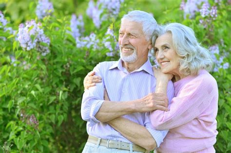 Feliz pareja de ancianos abrazándose Foto Premium