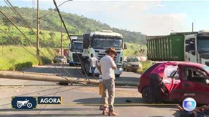 Três pessoas ficam feridas em colisão entre carro e poste na Via