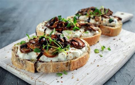 Toast De Requesón Con Champiñones Acompañado De Fruta De 290 Kcal