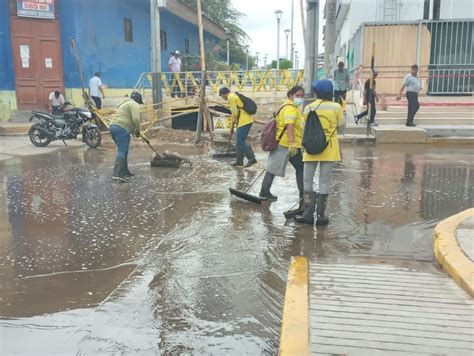 Piura Lluvia De Moderada Intensidad Causa Grandes Aniegos En La Ciudad