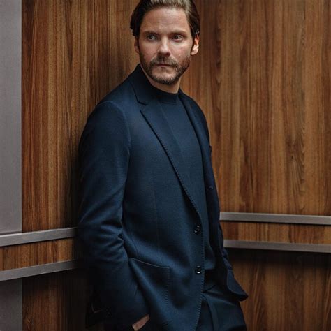 Daniel Brühl será o estilista Karl Lagerfeld em série da Disney