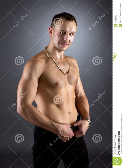 Retrato Del Estudio Del Hombre Sonriente Con El Torso Desnudo Imagen De