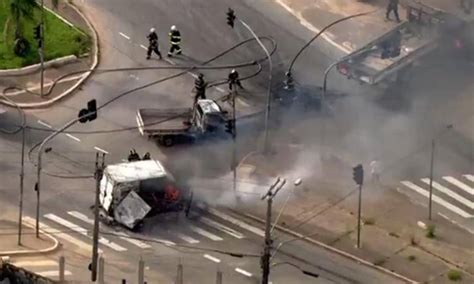 Assaltantes explodem carro forte e queimam veículos em avenida de SP