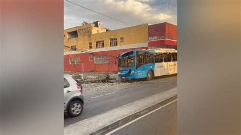 A Gazeta Nibus Destr I Poste Em Acidente Na Avenida Abdo Saadi Na Serra