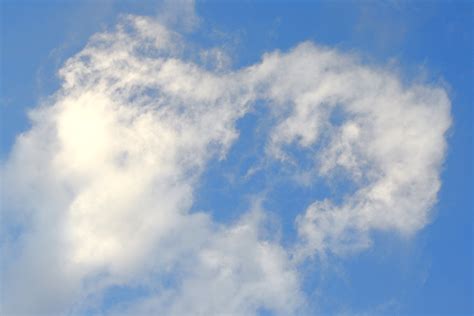 Blue Sky with Wispy White Clouds – Photos Public Domain