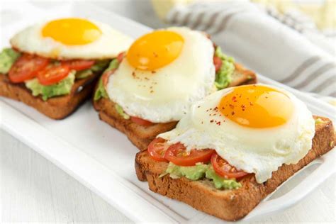 Deftiges Frühstück Avocado Spiegelei Toast IHLEVITAL