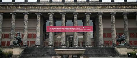 Erneut Vandalismus Auf Berliner Museumsinsel Jugendliche Beschmieren