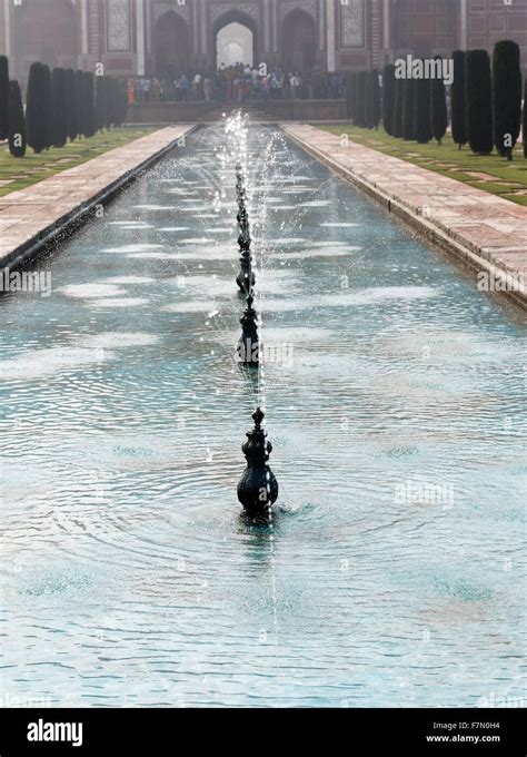 Fountain row at Taj Mahal Stock Photo - Alamy