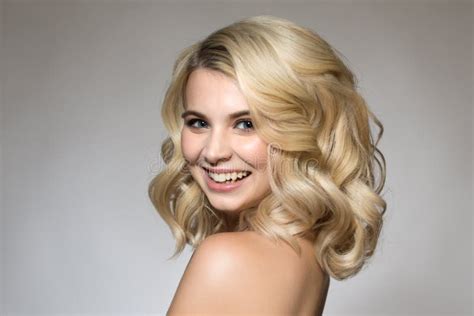 Blondine Mit Locken Auf Einem Grauen Hintergrund Stockbild Bild Von