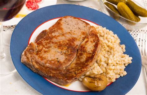 Avena De Cebada Con Carne Frita En La Mesa Foto De Archivo Imagen De