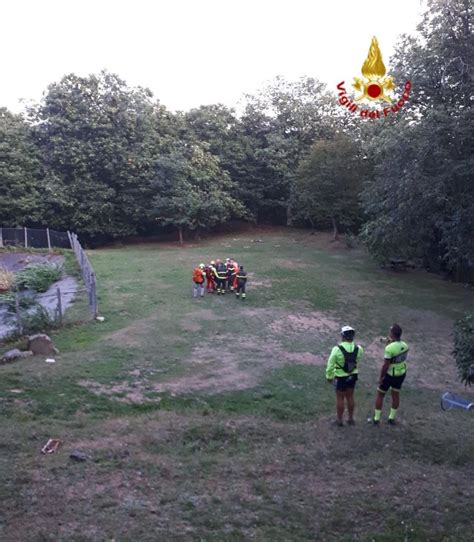 Ciclista Cade Dalla Mountain Bike In Una Zona Impervia Soccorso Col L