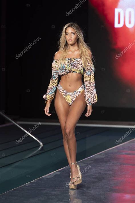 Una Modelo Camina Por La Pista De Luli Fama Swimwear Summer Collection