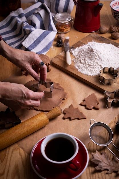 Préparation Pour Noël Fille Prépare Du Pain D épice Les Mains Dans Le