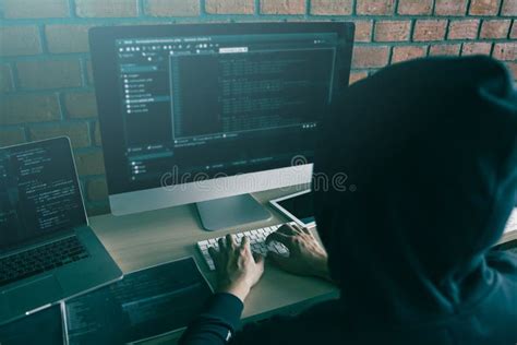 Hacker En El Capó Trabajando Con Una Computadora Con Pirateando Los