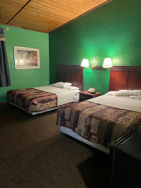 Town & Country Motel $72 ($̶8̶6̶) - Clinton, IL Guest house Prices & Reviews