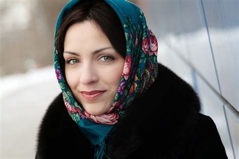 Как красиво повязать платок зимой: 10 модных образов... Тренд на века!