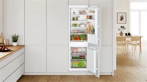 KIN86NFE0G Built-in fridge-freezer with freezer at bottom | BOSCH GB