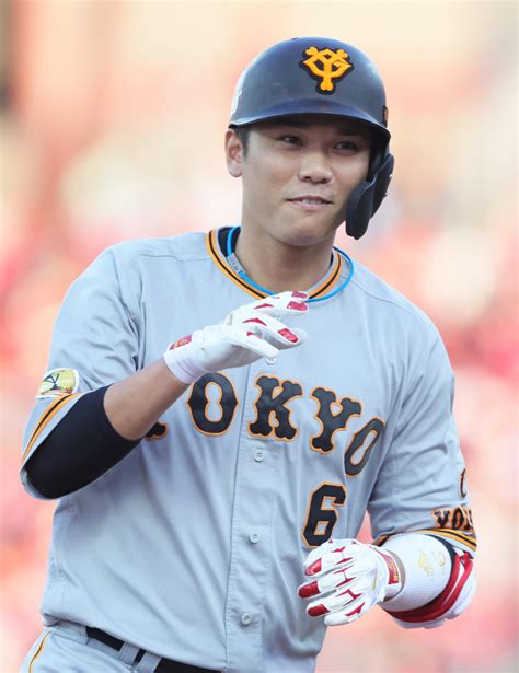 巨人坂本勇人リハビリ 右手に球当たらぬよう左手で軽快グラブさばき プロ野球写真ニュース 日刊スポーツ