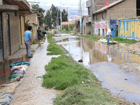 Huancayo más de 30 viviendas afectadas por desborde de canal de