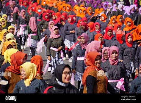 Indonesian Do Flash Mob Traditional Dance To Celebrate National