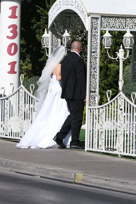 Photo Exclusif Jour 3 Arrivée de Cyril Hanouna en robe de mariée