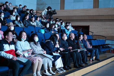 “青苹果”戏剧艺术节系列活动 “一路繁花”倪育军个人教学成果展演成功举行 西安翻译学院文学与传媒学院